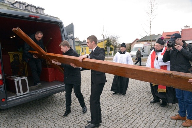 Krzyż z samochodu-kaplicy jako pierwszy z pomocą młodzieży wynosił ks. Mariusz Wilk, jeden z diecezjalnych koordynatorów przygotowań do ŚDM