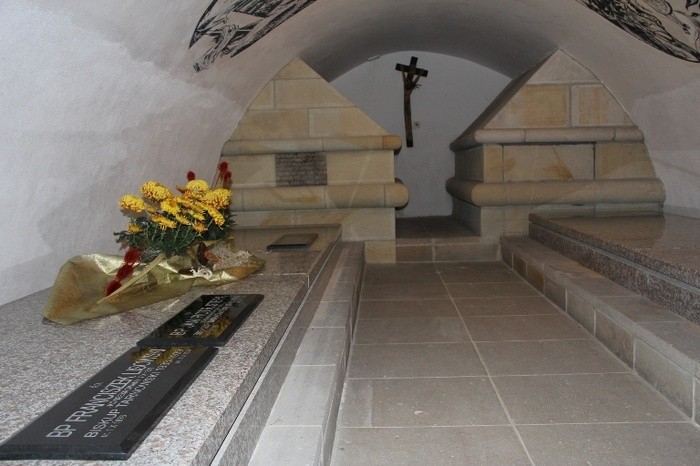 Abp Ablewicz jest pochowany w katedralnej krypcie biskupów tarnowskich