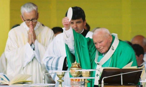 Święty Jan Paweł o Eucharystii i kapłaństwie 