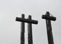 Pomnik na Firleju zwieńczony jest trzema krzyżami