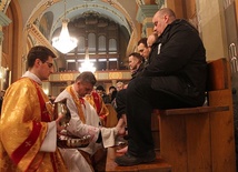 Podczas liturgii Wielkiego Czwartku w bielskiej katedrze, bp Roman Pindel obmył nogi 12 mężczyznom