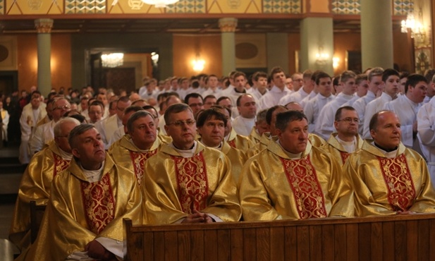 W katedrze w Wielki Czwartek zgromadziło się kilkuset kapłanów diecezji bielsko-żywieckiej