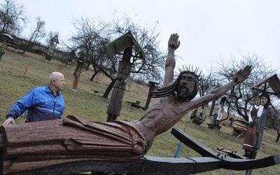 Krzyż został wykonany z jednego kawałka dębu