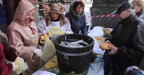 Chleb, śledź i grosz