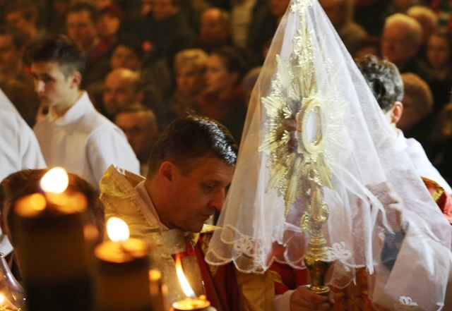 Wielki Piątek: pod krzyżem w żywieckiej konkatedrze