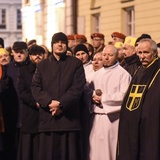 Warszawiacy idą za Krzyżem