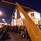 Warszawiacy idą za Krzyżem