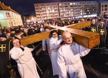 Warszawiacy idą za Krzyżem