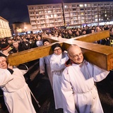 Warszawiacy idą za Krzyżem