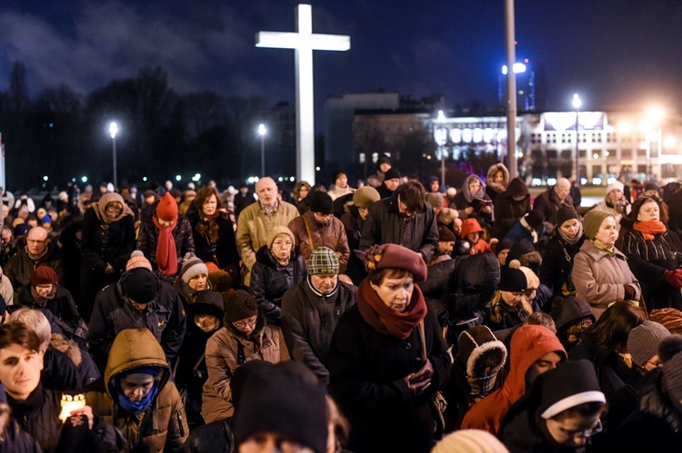 Warszawiacy idą za Krzyżem