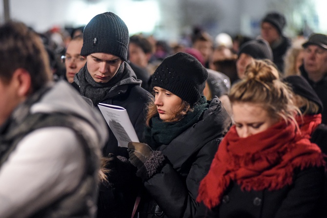 Warszawiacy idą za Krzyżem