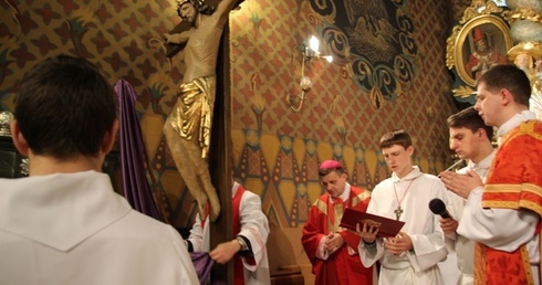 Wielkopiątkowa adoracja krzyża w żywieckiej konkatedrze