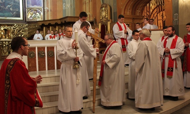 Kapłani, diakoni, służba liturgiczna i wszyscy wierni mogli adorować krzyż wystawiony przy ołtarzu