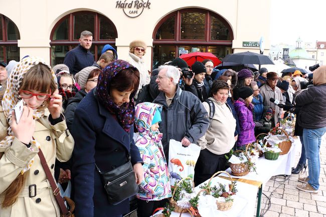 Święcenie pokarmów wielkanocnych. Kraków - 2015