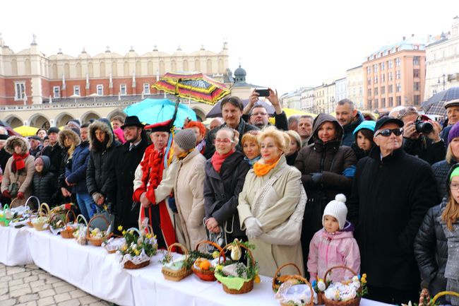 Święcenie pokarmów wielkanocnych. Kraków - 2015