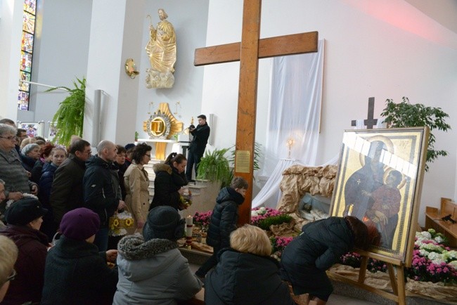 W radomskiej parafii pw. Chrystusa Dobrego Pasterza (Południe I) przy grobie Pańskim stanęły symbole ŚDM