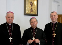 Życzenia przekazuje ordynariusz bp Henryk Tomasik (w środku) oraz biskupi pomocniczy (od lewej): Adam Odzimek i Piotr Turzyński