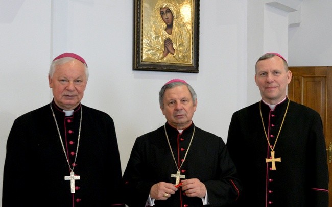 Życzenia przekazuje ordynariusz bp Henryk Tomasik (w środku) oraz biskupi pomocniczy (od lewej): Adam Odzimek i Piotr Turzyński