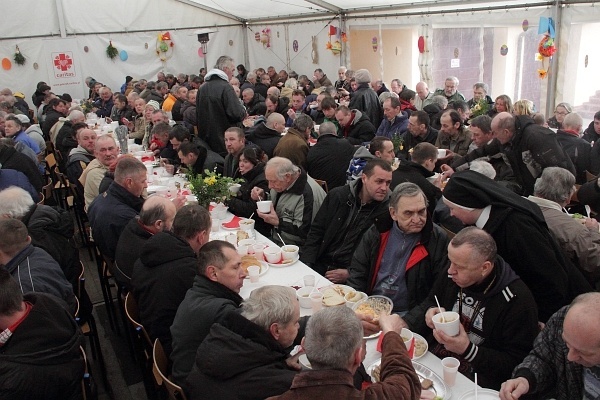 Śniadanie wielkanocne w siedzibie Caritas