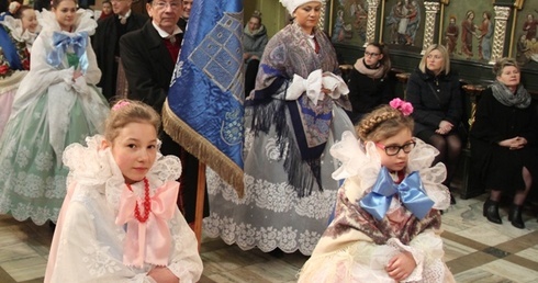 Asysta Żywiecka w tradycyjnych strojach