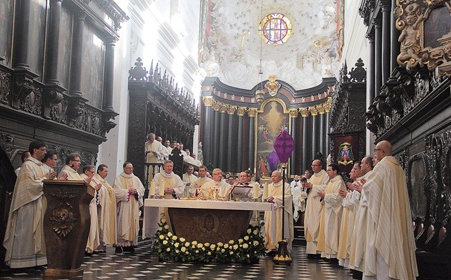 W Mszy św. Krzyżma pod przewodnictwem abp. Sławoja Leszka Głódzia uczestniczyło ok. 500 kapłanów archidiecezji gdańskiej 