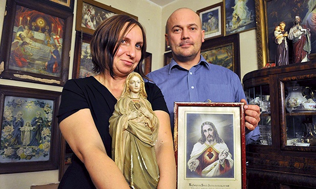 Beata i Jan Szczepkowscy na tle swej szczególnej kolekcji uratowanych obrazów i figur 