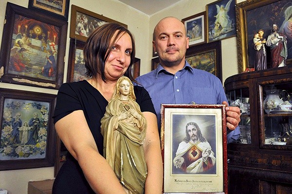 Beata i Jan Szczepkowscy na tle swej szczególnej kolekcji uratowanych obrazów i figur 
