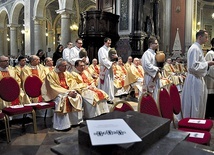  W katedrze zostały poświęcone oleje, a księża odnowili swoje przyrzeczenia 