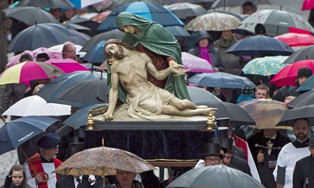  29.03.2015. Niemcy. Morze parasoli otaczających Pietę w czasie celebracji Niedzieli Palmowej w niemieckim Heiligenstadt. Tradycja procesji ulicami tego miasta sięga XVI wieku.