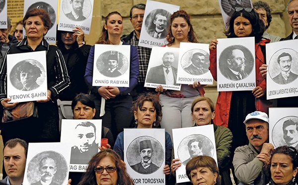 Turcy i Ormianie wspólnie z fotografiami ofiar ludobójstwa z 1915 roku. Ci pierwsi, pozując do takiego zdjęcia, sporo ryzykują