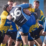 Spotkanie rugby  dla niewtajemniczonych  wygląda jak uliczna bijatyka 