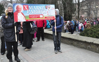 Pątnicy wyruszają jak zwykle  z pl. Jana Pawła II w Głubczycach
