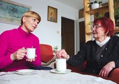 – Gdyby nie Caritas, to nie wiem, jakbym sobie poradziła – mówi pani Zenia, do której w odwiedziny przyszła Ewa Naruszewicz (z lewej)