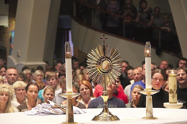 Centrum Duchowości  znane jest m.in. dzięki Tyskim  Wieczorom Uwielbienia