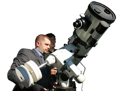  Piotr Nawalkowski,  prezes stowarzyszenia Polaris,  przy teleskopie obserwatorium