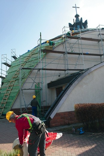  Blacharze montują nowe dachowe poszycie