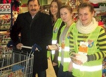  Wolontariuszki z dyrektorem LO Jerzym Stelmachem w jednym z supersamów