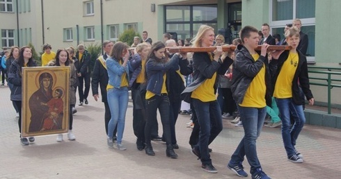 Symbole ŚDM do samochodu-kaplicy niosą uczniowie z ZSP w Skarżysku Kościelnym