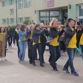 Symbole ŚDM do samochodu-kaplicy niosą uczniowie z ZSP w Skarżysku Kościelnym