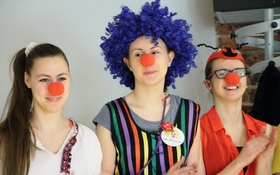 Clowny rozdają klocki!