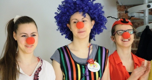 Clowny rozdają klocki!