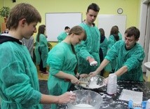 Naukowa noc doświadczeń w szkołach katolickich