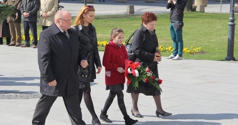 Pod tablicą pamięci ofiar katastrofy smoleńskiej na gmachu UM w Radomiu w pierwszej delegacji składającej kwiaty szli najbliżsi kpt. Artura Ziętka