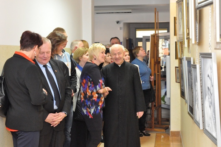 Papieska wystawa w Dąbrowie