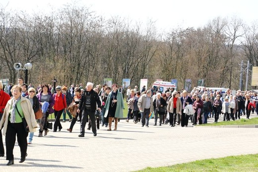 Pielgrzymi ze Świdnicy w sanktuarium Bożego Miłosierdzia