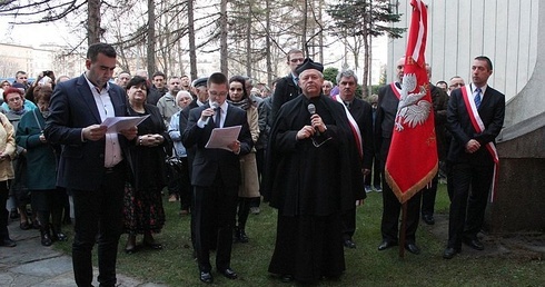 Uczestnicy bielskich obchodów rocznicy katastrofy smoleńskiej modlili się za jej ofiary przed tablicą upamiętniającą tragedię z 10 kwietnia 2010 r.
