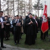 Uczestnicy bielskich obchodów rocznicy katastrofy smoleńskiej modlili się za jej ofiary przed tablicą upamiętniającą tragedię z 10 kwietnia 2010 r.