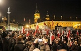 Setki flag na Krakowskim Przedmieściu