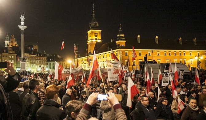 Setki flag na Krakowskim Przedmieściu