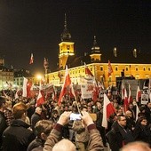 Setki flag na Krakowskim Przedmieściu